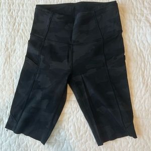 Lululemon Black Camo Biker Shorts, Size 4